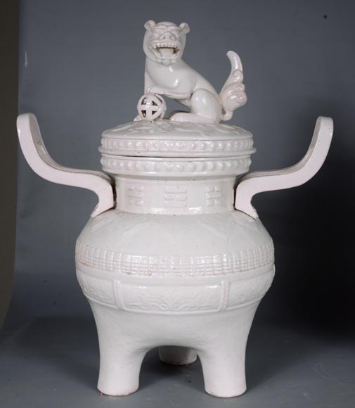 加莱，水晶梯廊，一对有盖罐，盖子上饰有中国香炉传统形状的石狮子，约