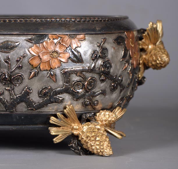 克里斯多夫非凡电镀铜花盆铜、银、金装饰银色背景古铜色点缀1878年左右 