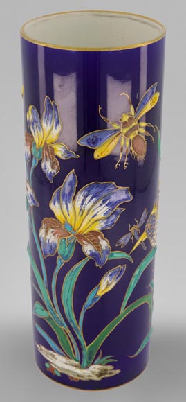 隆威制造-浮雕圆形珐琅瓶-鸢尾、昆虫装饰-深蓝色/塞夫尔蓝-1890年左右 